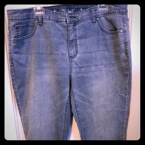 Jennifer Lopez cuffed Capri jeans